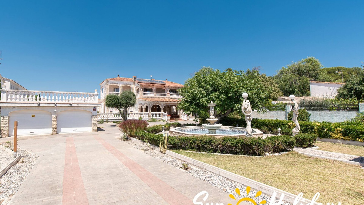 Sant Salvador Villa | Singular Paradis villa with private pool 400m from the beach