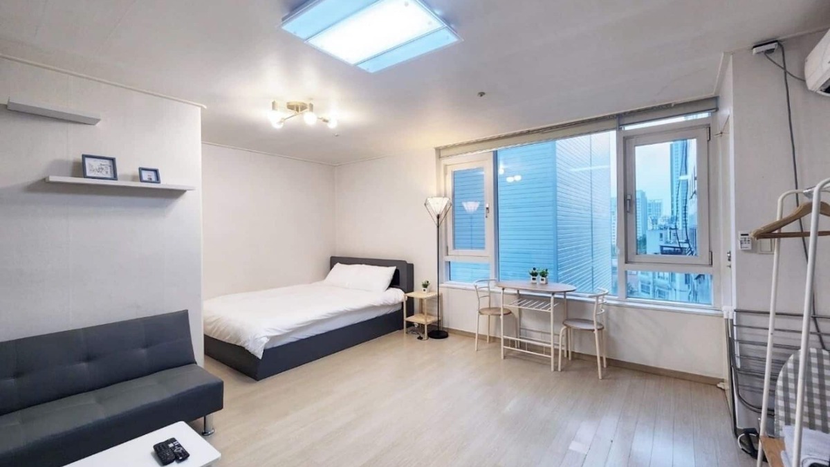 Jamwon-dong Apartment | Sinsa Station 2-Min Walk/Central Gangnam Hideaway