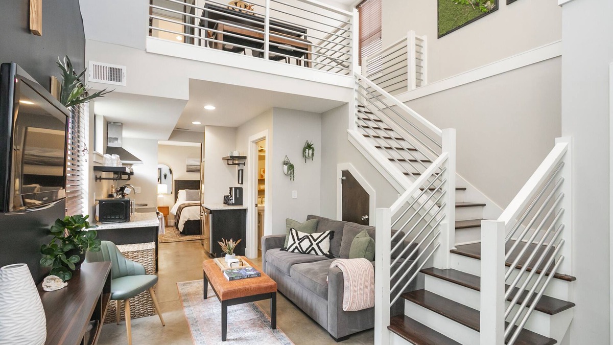 The Nations Condo | Sit Under the Stars on a Townhouse Roof Deck - 11 mins to Downtown!