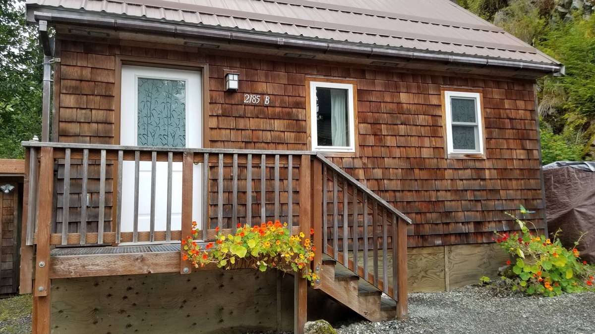 Juneau Cottage | Sitka Rose - Cabin, minutes from airport & ferry - self check-in