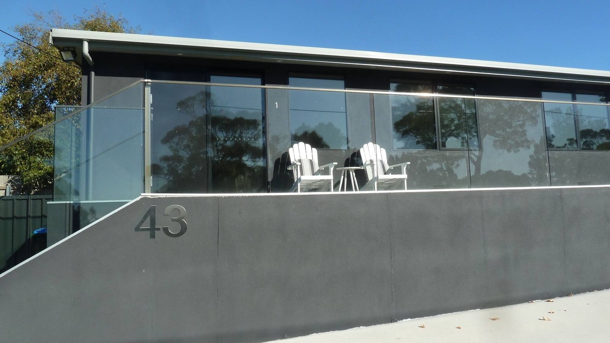 Bridport Apartment | Situated across the road from the beach
