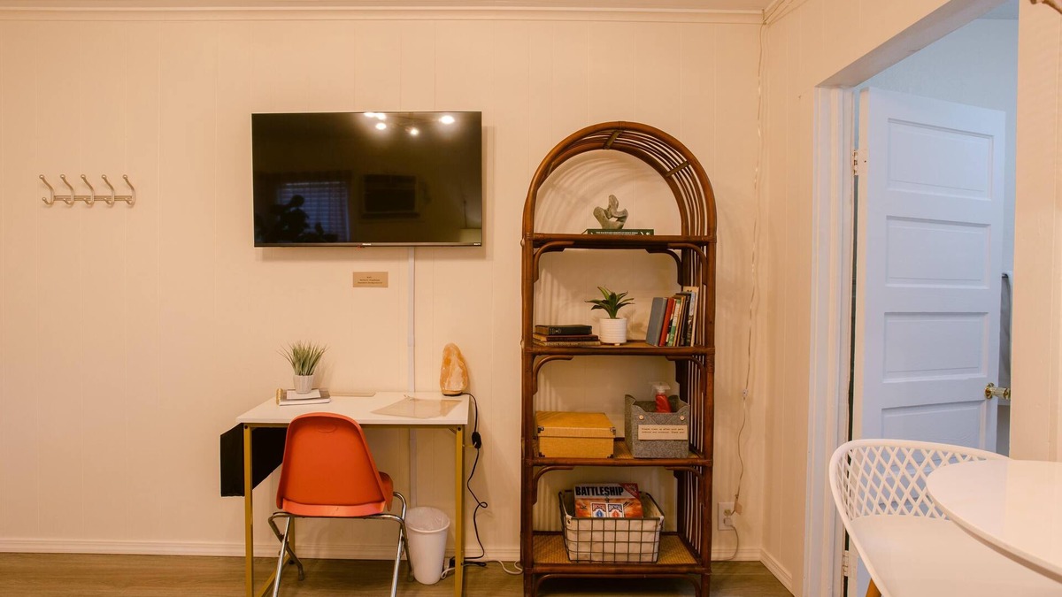 Gold Hill Apartment | Situated in a Gold Hill neighborhood that offers the convenience of I-5 access and the beauty of Rogue River views. A perfect, quick stopover point.
