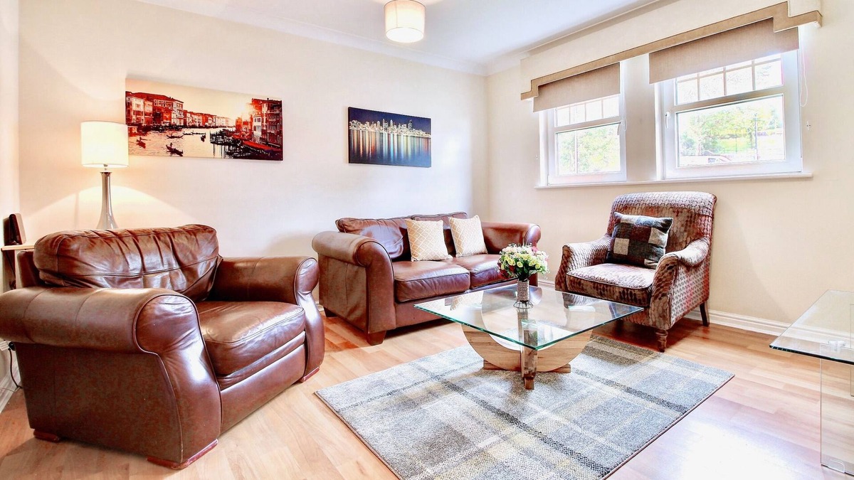 Shawlands Apartment | Situated in Glasgow's desirable south side this two bedroom apartment managed by Pillow Partners ...