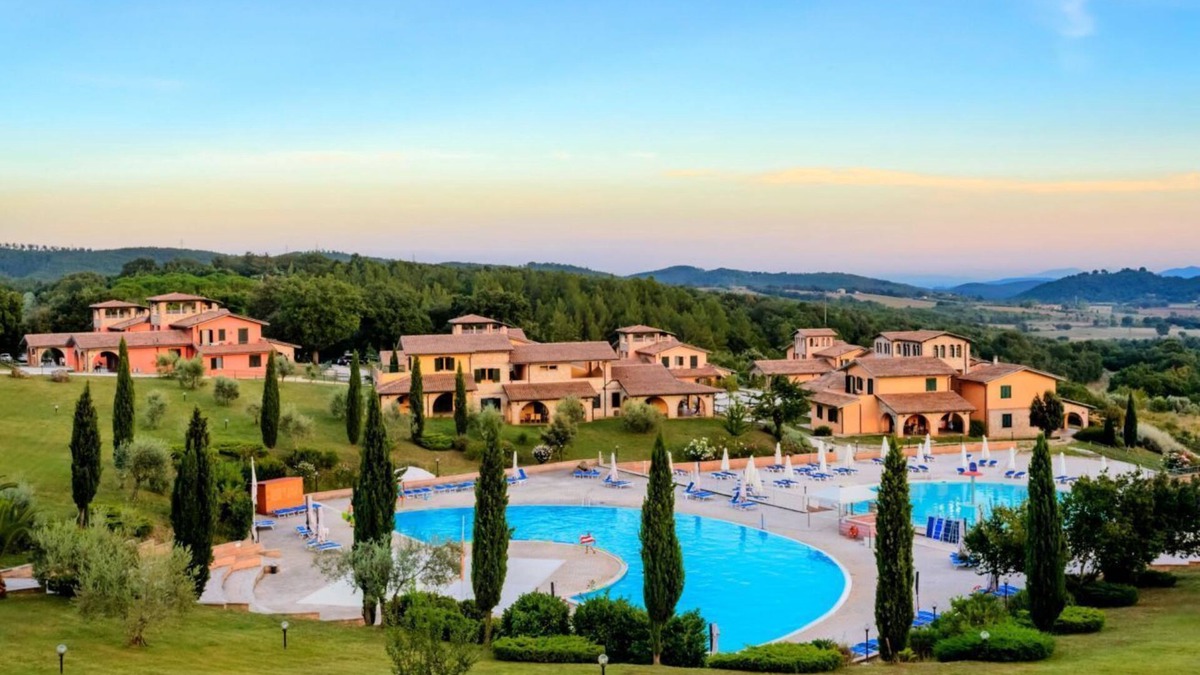 Pian dei Mucini Bed & Breakfast | Situated in the picturesque hills of Massa Marittima, the Resort Mucini Hotel is a charming hamlet nestled in the green countryside of the upper Maremma. With its large, well-kept spaces, the estate offers a relaxing atmosphere where comfort and n