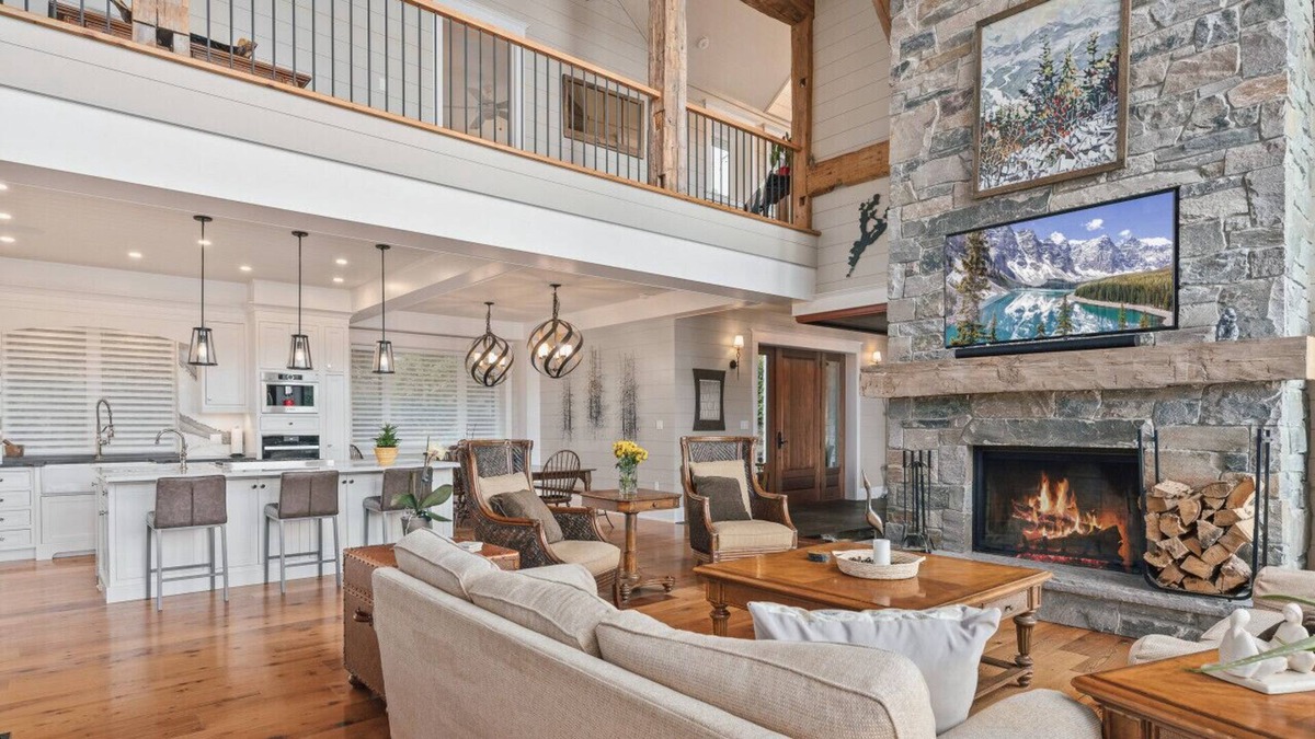 Dorset House | Situated onto the peaceful shores of Trading Bay located on Lake of Bays
