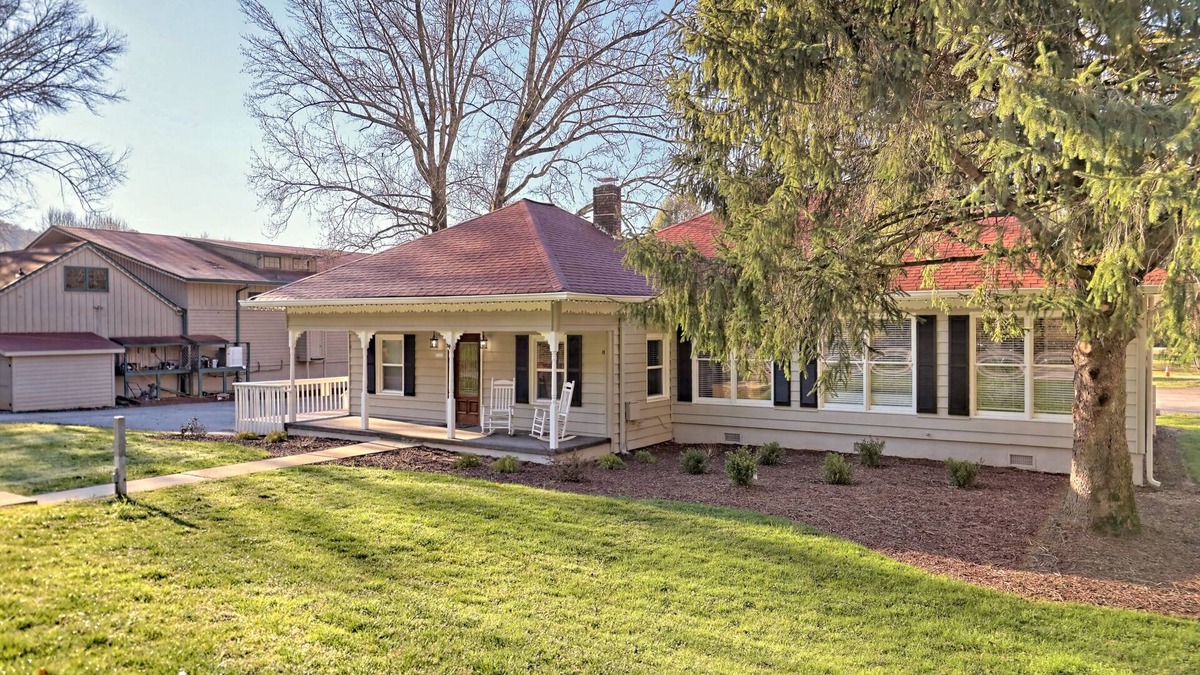 Helen House | Six bedroom combo with flatscreen TVs & spacious lawn - walk to shops & dining
