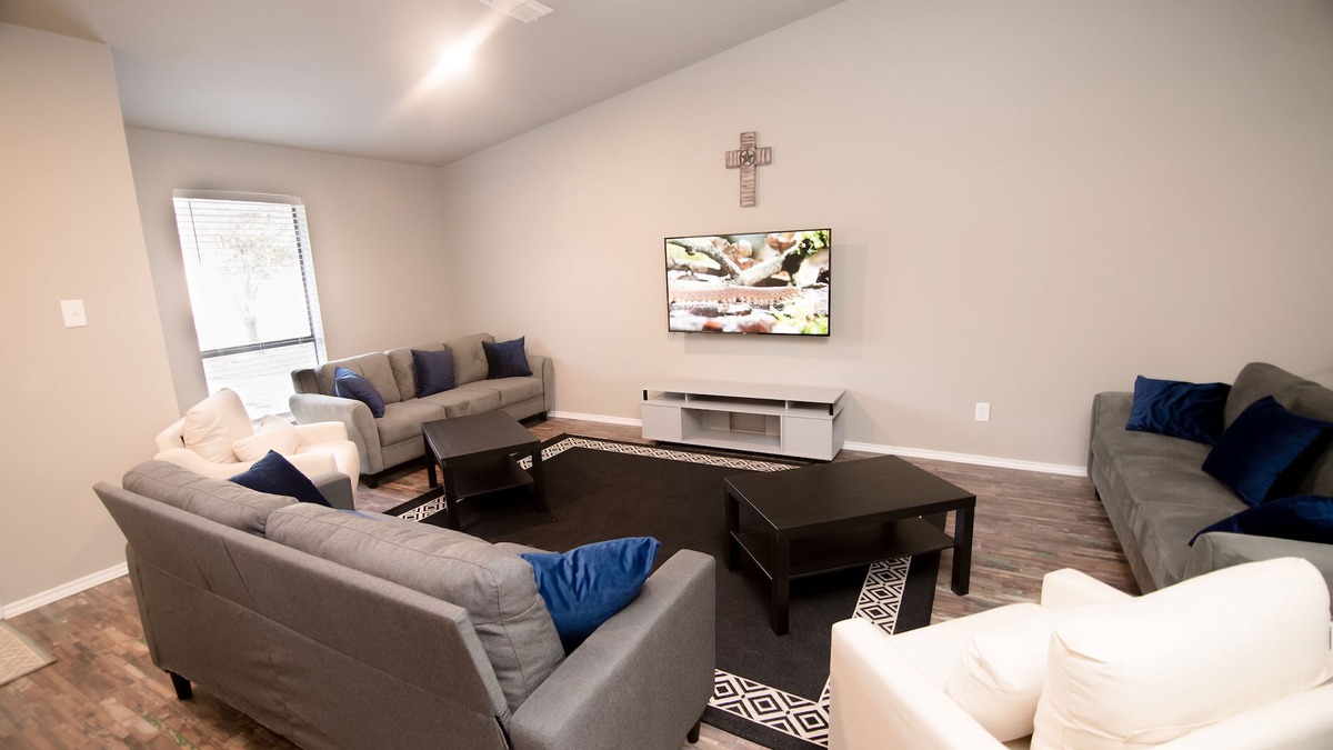 Grand Prairie House | ★ Six Flags ★ Rangers ★ AT&T Stadium ★ DFW Airport ★ Atrium ★ Large Groups