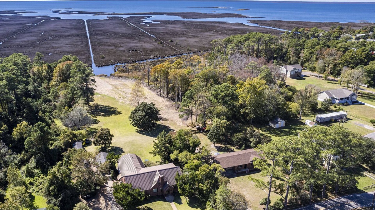 Wanchese House | Six Sister’s Lodge. Waterfront home on the OBX.Minutes away from the beach.