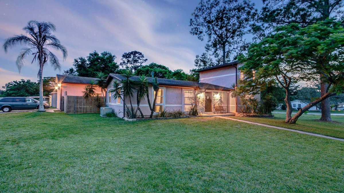 Deltona Lakes House | SIZZLIN' SUMMER SALE Great 2 story in Deltona, FL-Close to Beaches, parks.