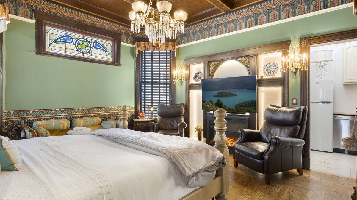 San Jose House | SJ Landmark The Hensley House Master Suite with Bathtub Unit 1