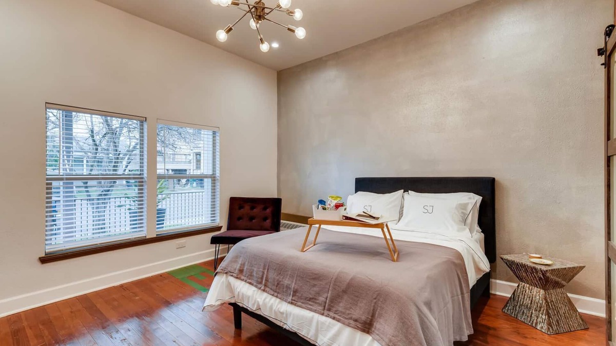 Near East Side Bed & Breakfast | SJ1Exclusive, Contemporary Suites Downtown