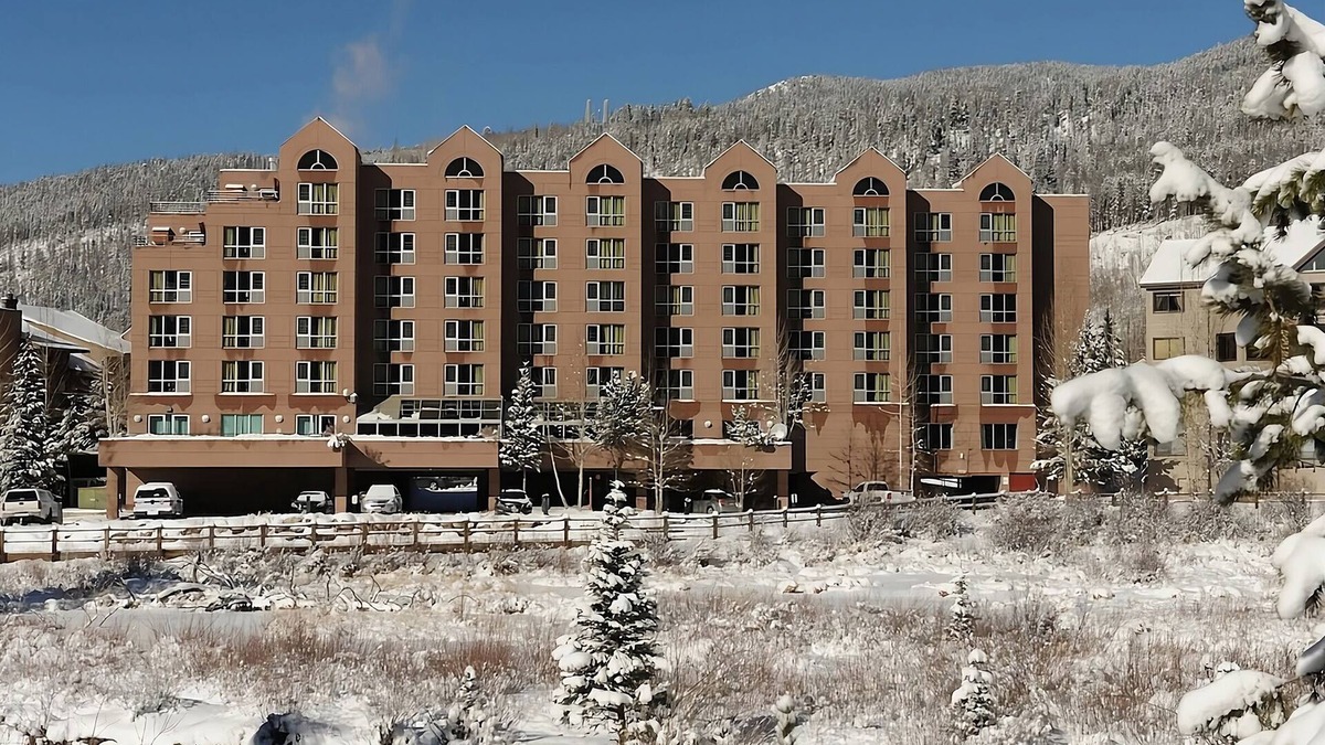 Mountain House Hotel | Ski Access! Two Relaxing Units, Free Breakfast, Jacuzzi, Mountain Views!