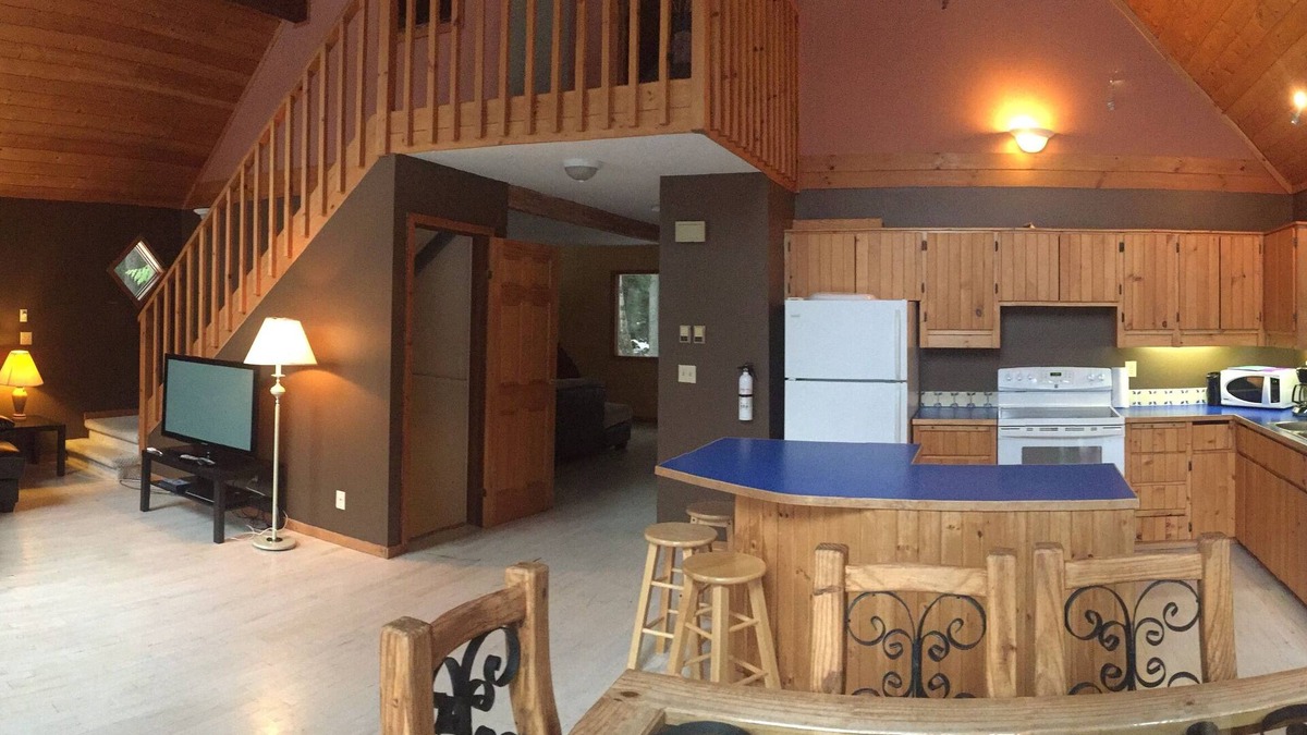 Revelstoke Ski Chalet | Ski Chalet at Base of Revelstoke Mountain Resort - walk to gondola
