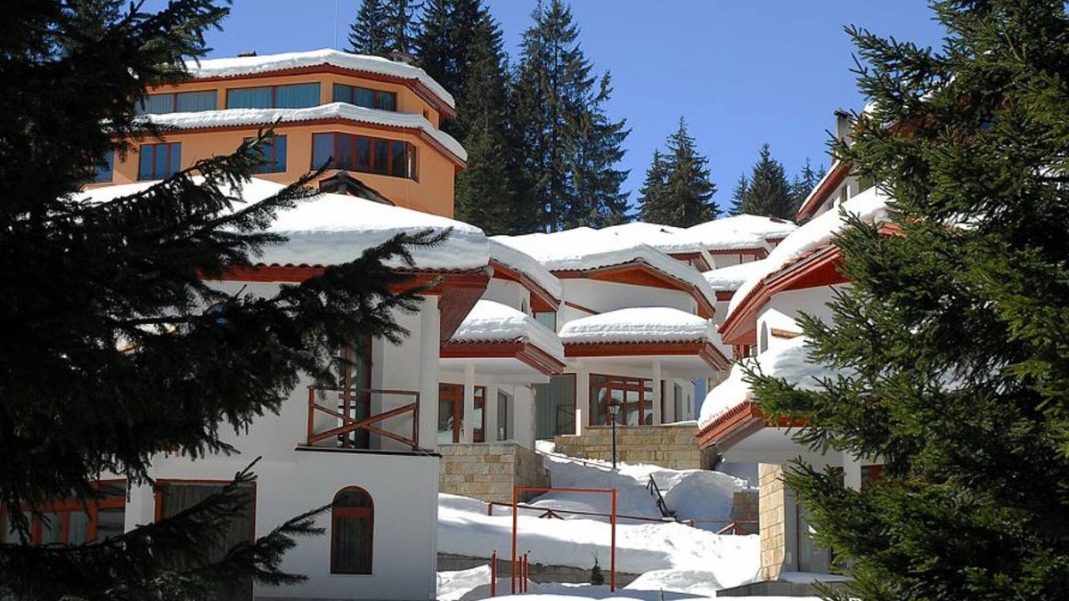 Lyaskovo Ski Chalet | Ski Chalet at Pamporovo Village. Quiet Village in a wood by Forest Glade