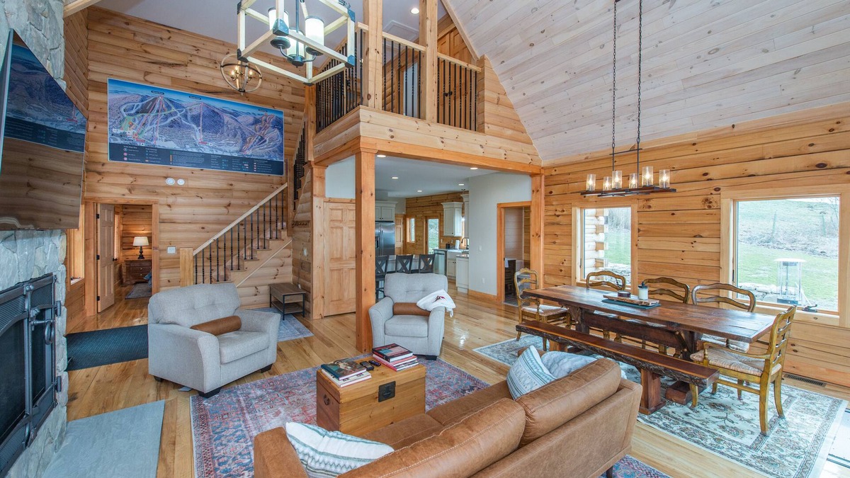 Vernon Ski Chalet | Ski House - ON THE SLOPE w/hot tub