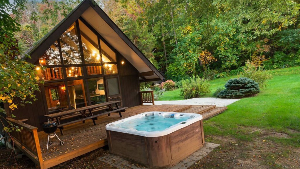 Vernon Ski Chalet | Ski house/ ON THE SLOPE/ Private hot tub & Fire pit