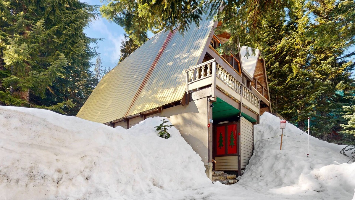 Hyak House | Ski-in/out A-frame duplex with deck, woodstove & firepit
