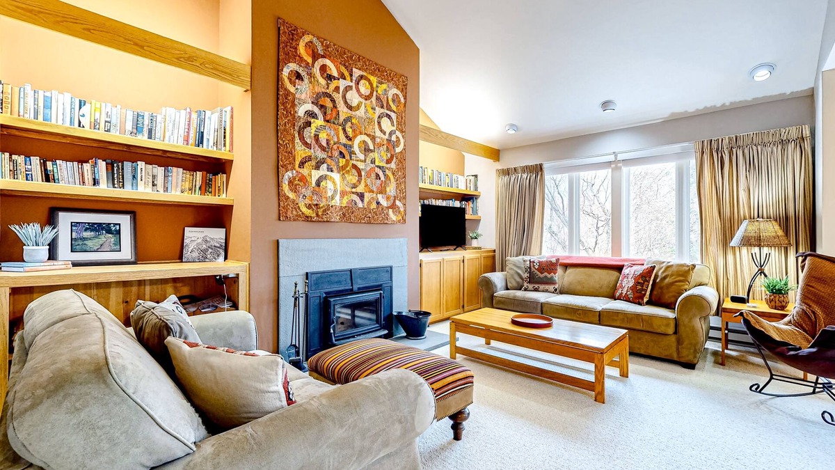 Warren Condo | Ski-in/out condo steps from the lifts/village with fireplace & mountain views