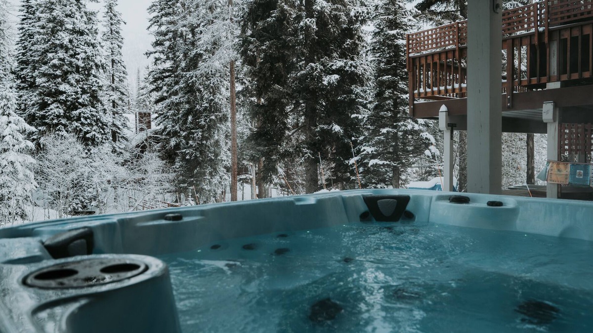 Whitefish House | SKI IN/OUT, HOT TUB. 4 Bed 4.5 bath, 3 Kings, sleeps 20! 45 min to Glacier.