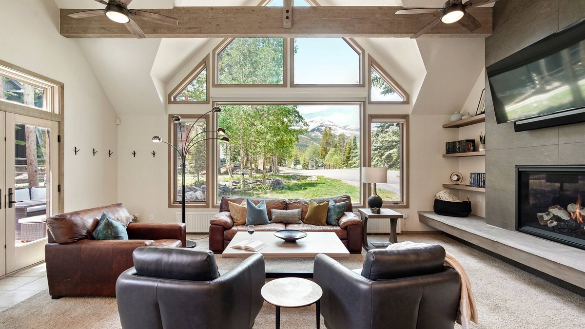 Warrior's Mark West House | ⭐️ Ski-in/Out via BurroTrl HotTub Views Pets FREE Town/Ski Shuttle FreeSkiPass