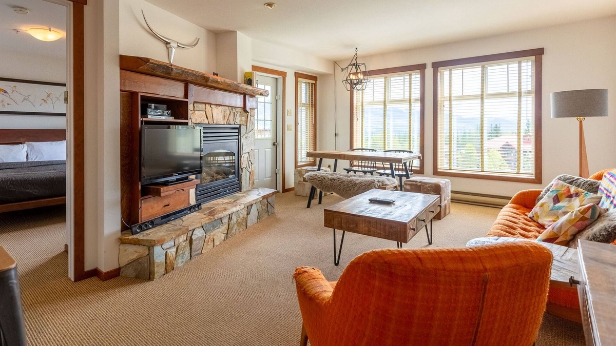 East Kootenay Condo | Ski In/Out with Mountainside Views. Dog Friendly