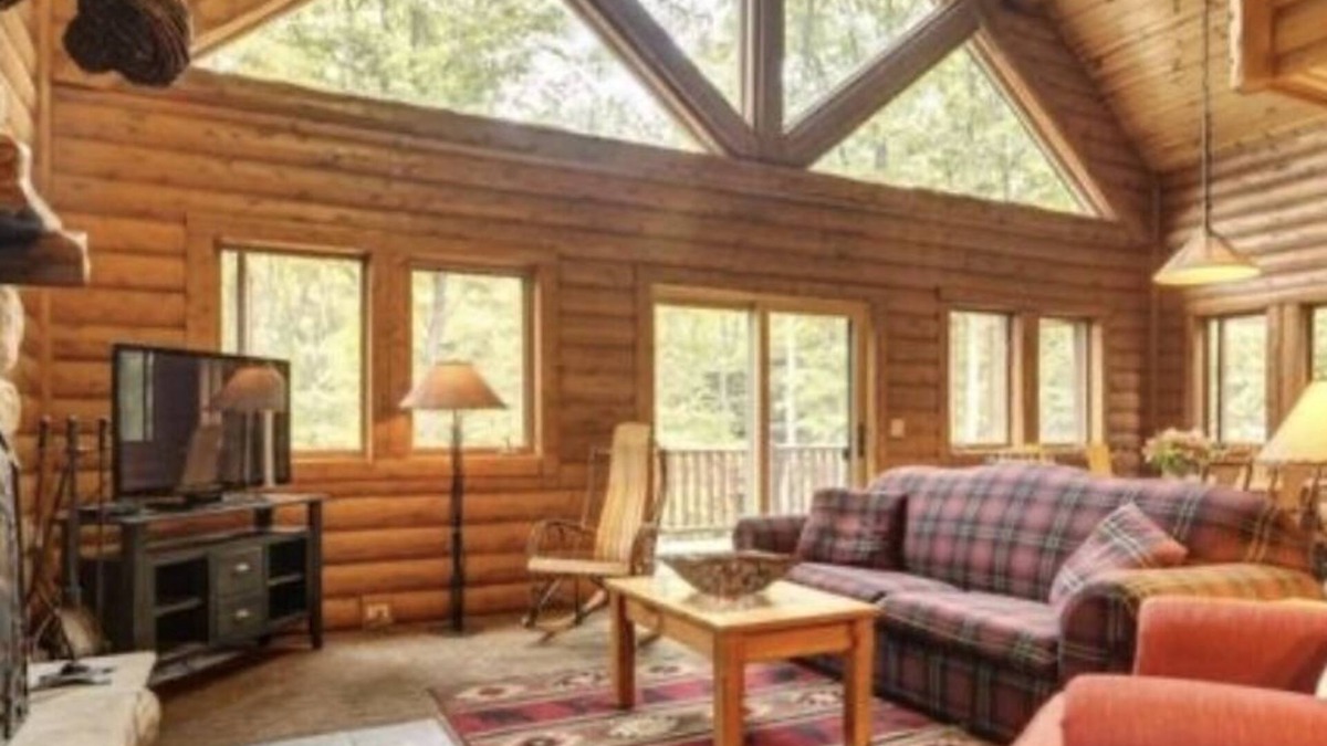 Boyne Falls Cabin | Ski-In, Ski-Out 4 Bedroom Mountain Cabin at Boyne Mountain Resort w/Hot Tub