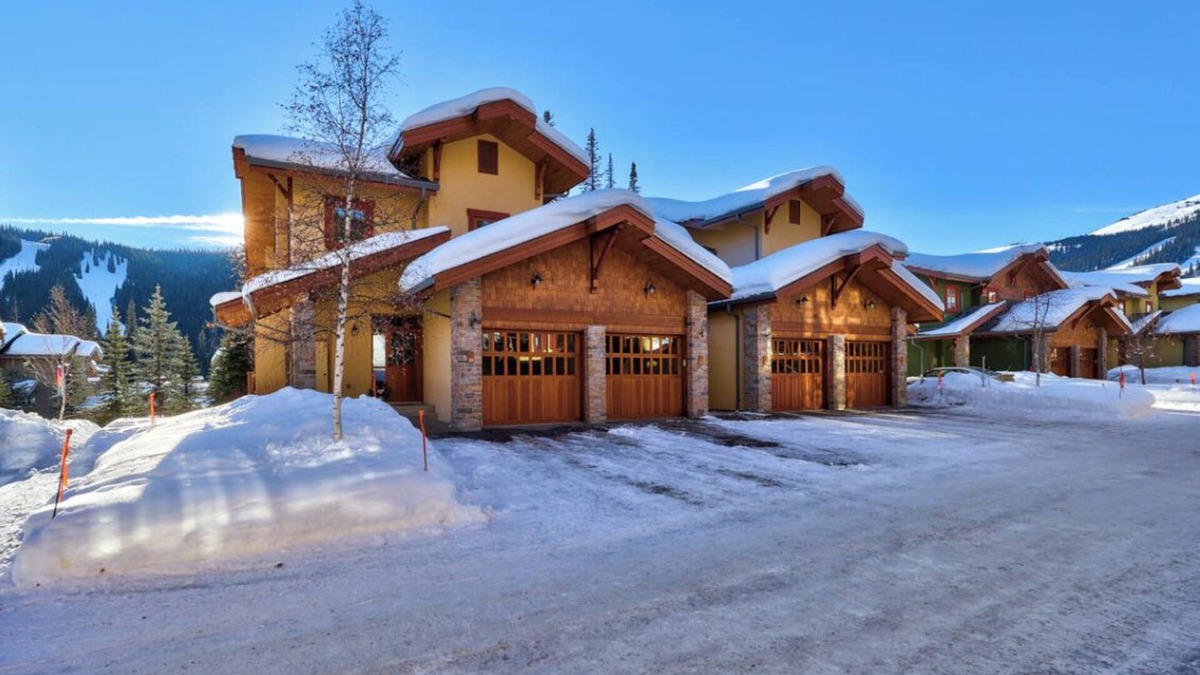 Sun Peaks House | Ski-in/ski-out, 4 bed 3.5 bath & Hot-tub just 5 min walk from the Village!