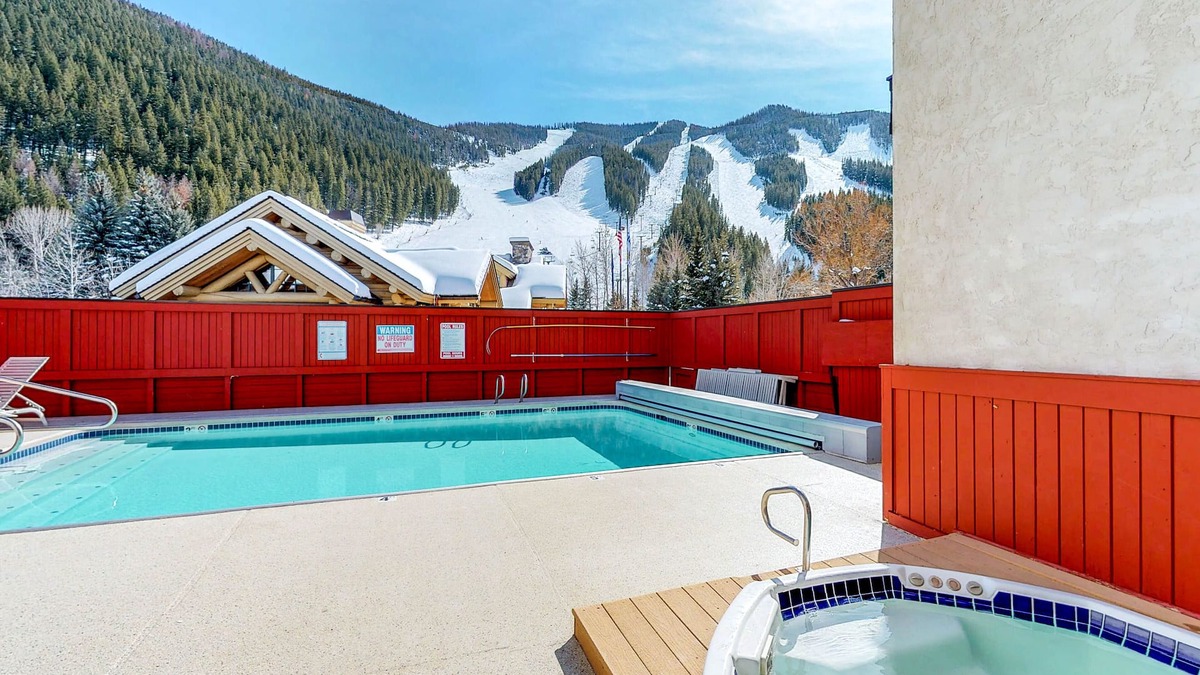 Warm Springs Apartment | Ski-in/ski-out alpine condo with hot tub, sauna, seasonal pool & views