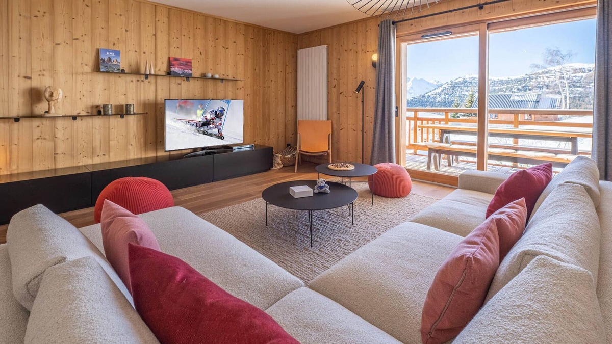 Cognet Apartment | Ski-In/Ski-Out Apartment with Pool, Sauna, and Mountain View