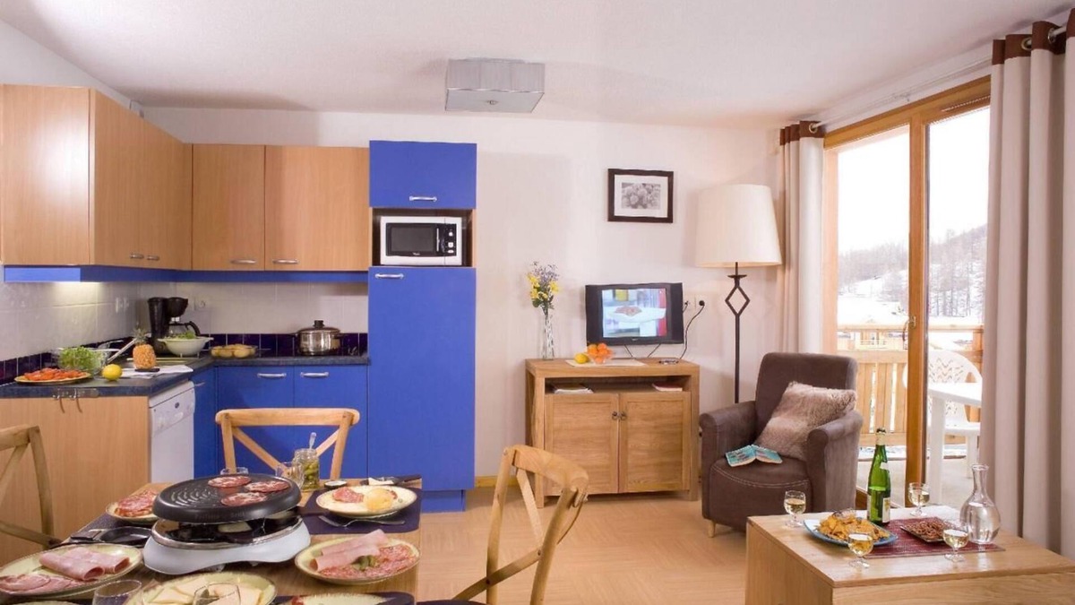 Les Orres Apartment | Ski-in/ski-out & foot of the slopes, view ski slopes, swimming pool, balcony, 28-29m², Les Orres