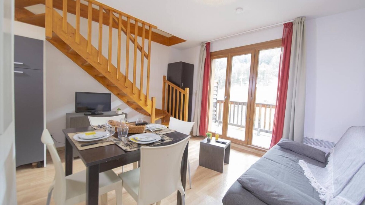 Les Orres Apartment | Ski-in/ski-out & foot of the slopes, swimming pool, balcony, 35m², Les Orres