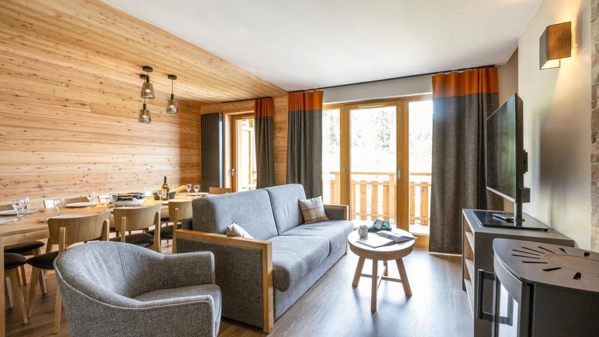 Risoul Apartment | Ski-in/ski-out & foot of the slopes, swimming pool, sauna, hammam, terrace, balcony, tv, ski locker
