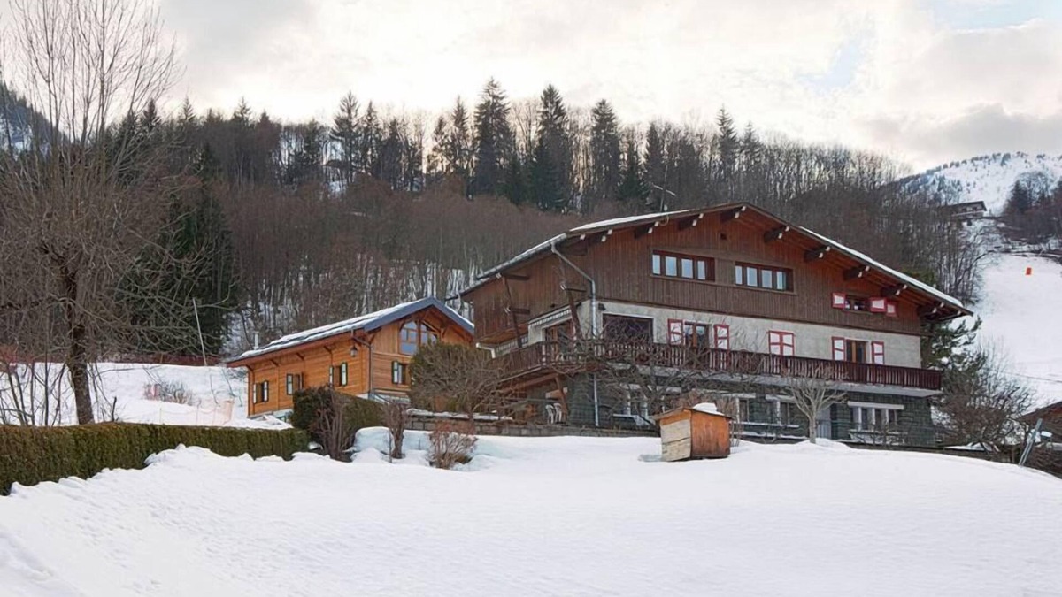 Les Houches Villa | Ski In Ski Out | Sleeps 10 | Superb Location | Budget | Groups Welcome