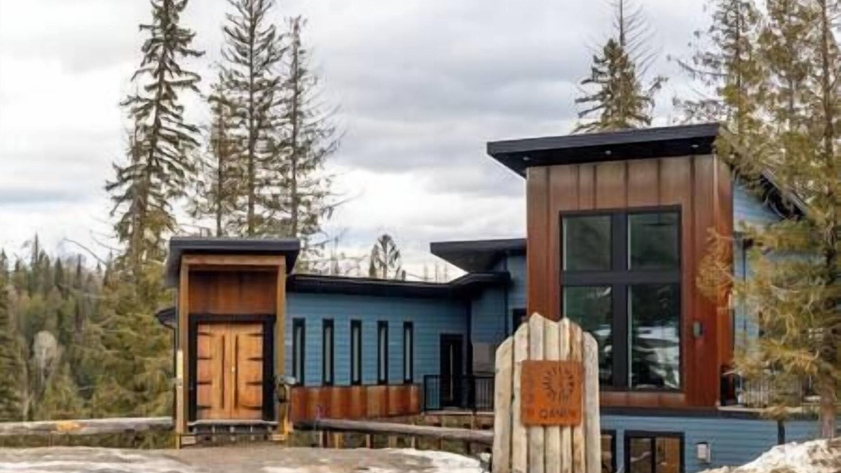 East Kootenay House | Ski in Ski Out with Huge Game Room and Hot Tub
