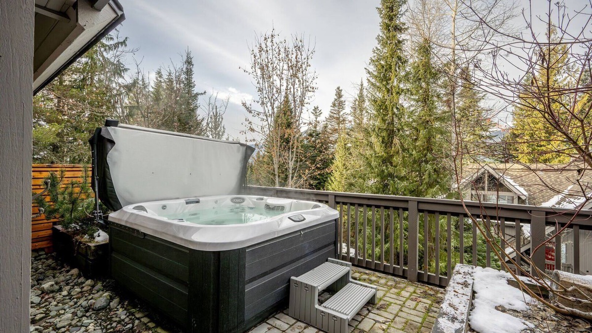 Blackcomb Apartment | Ski-in/walk-out | Private Hot Tub | Parking | BBQ