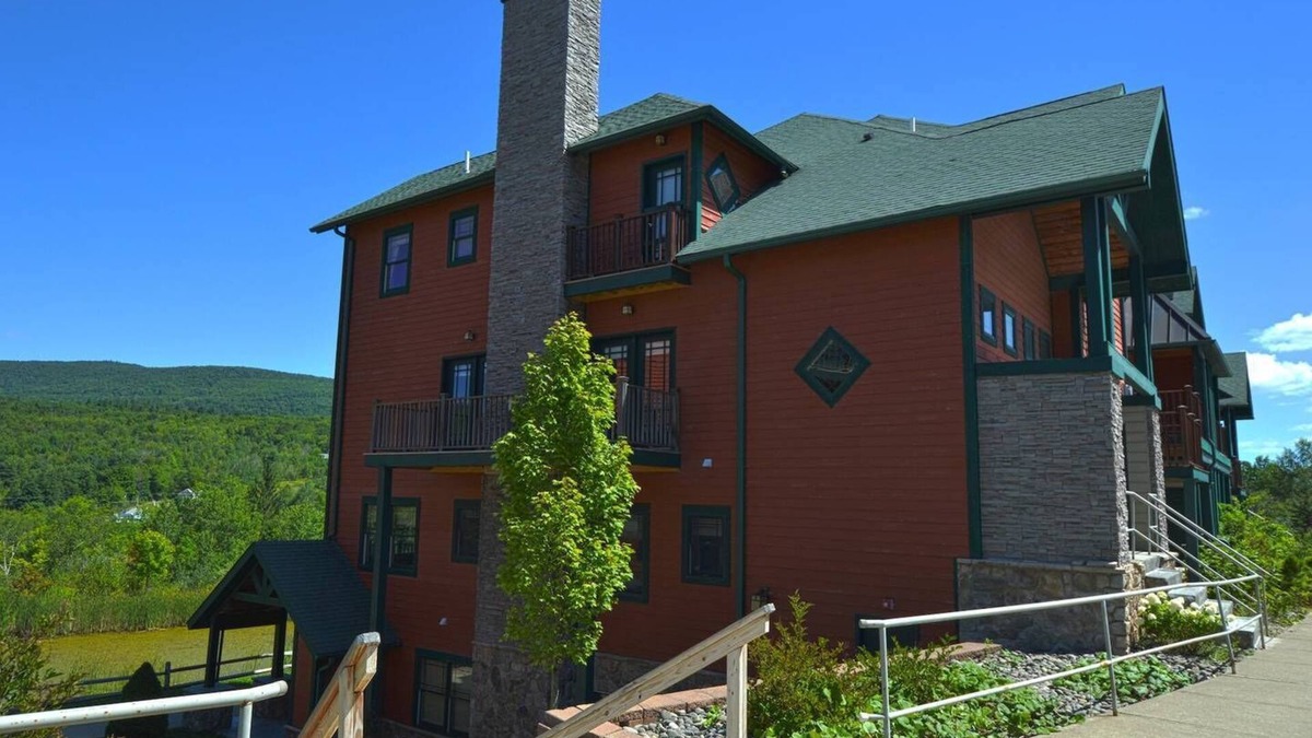 Hunter House | Ski ON/OFF 3 Bedroom Spacious Townhouse/newly renovated. 600 ft to lift