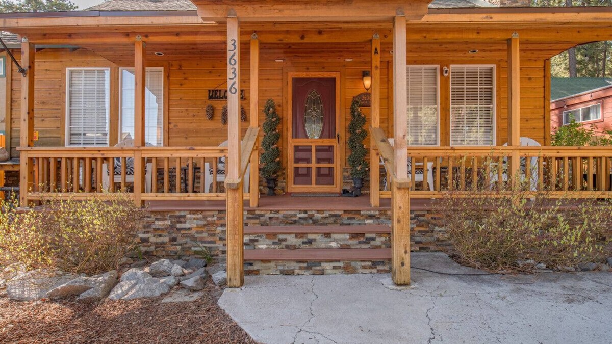 South Lake Tahoe Cabin | Ski Run Retreat: Cozy Tahoe Cabin