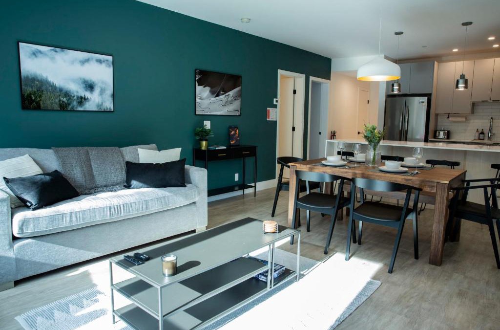 Revelstoke House | Ski & Tee Retreat Bright Three Bedroom and Hot Tub