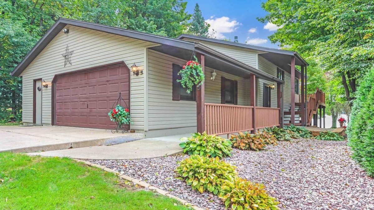Mosinee Cabin | Skipping Rock Retreat, Mosinee WInCompletely updated lakefront get-away.