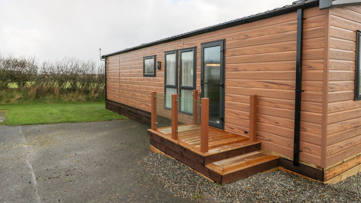 Hasguard Cross Cottage | SKOMER LODGE, family friendly, with a garden in Broad Haven