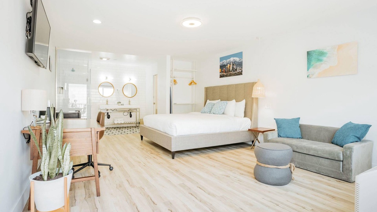 Belmont Shore Hotel | SKS - Superior Room, 1 King Bed with Sofa bed, Non Smoking