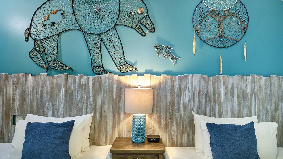 Crosstown Hotel | Skwachàys Lodge