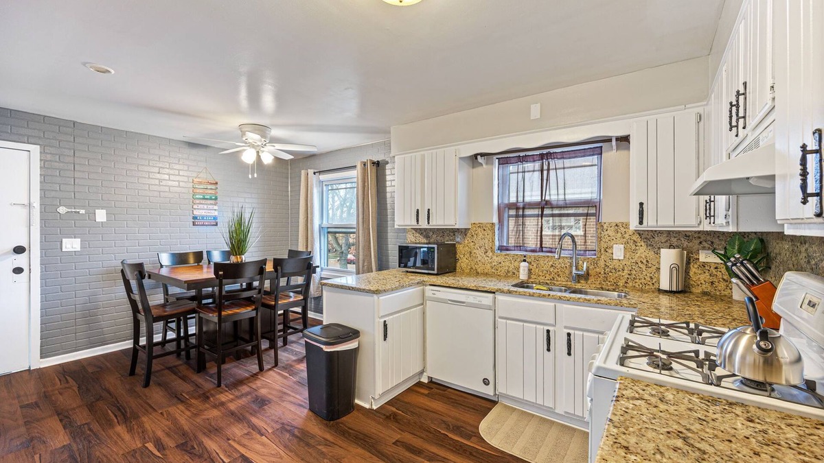 Skokie Condo | Sky - 3BR, 2BA Unit