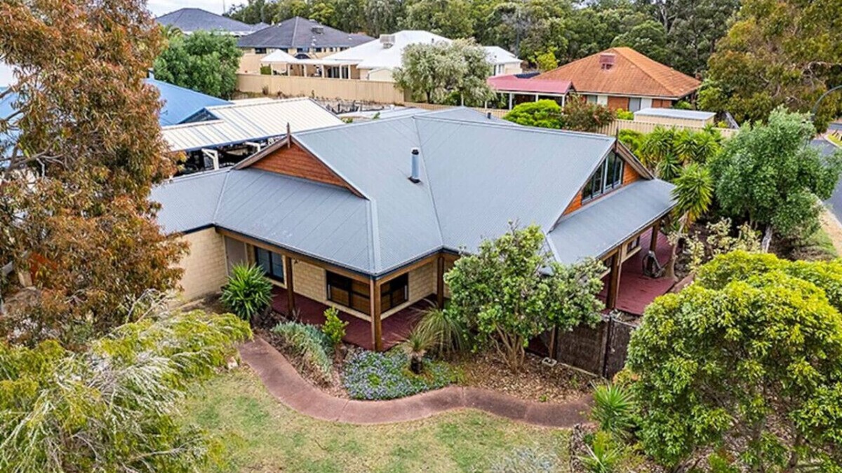 Dalyellup House | Sky Blue Retreat- Family Friendly, WIFI , Escape to Dalyellup