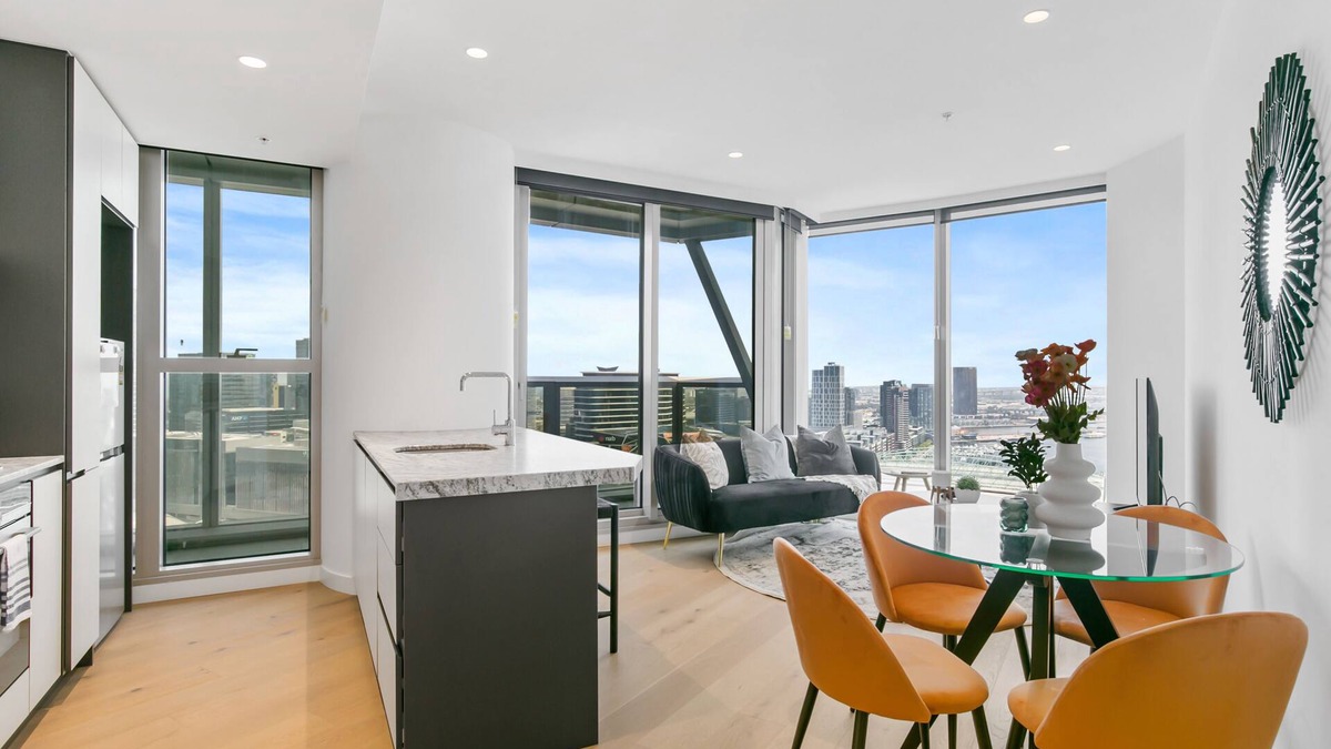 Melbourne Central Business District Apartment | Sky-High 2BR w/Stunning River Views, Gym & Pool