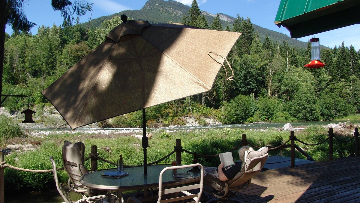 Skykomish Ski Chalet | SKY RIVER CHALET- ON THE RIVER WITH A VIEW OF THE MOUNTAINS & NEARBY HIKING