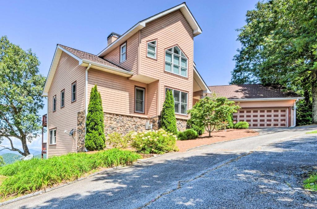 Dillard House | Sky Valley Home with Mtn View, 5 Mi to Rabun Bald!