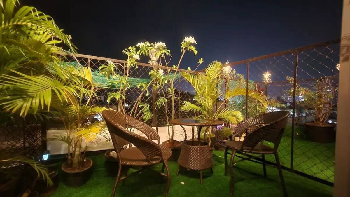 Marine Lines Apartment | Sky Window