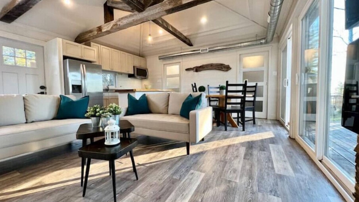 Lansdowne House | SKYE Waterfront 5 Person Cottage with your own Hottubn