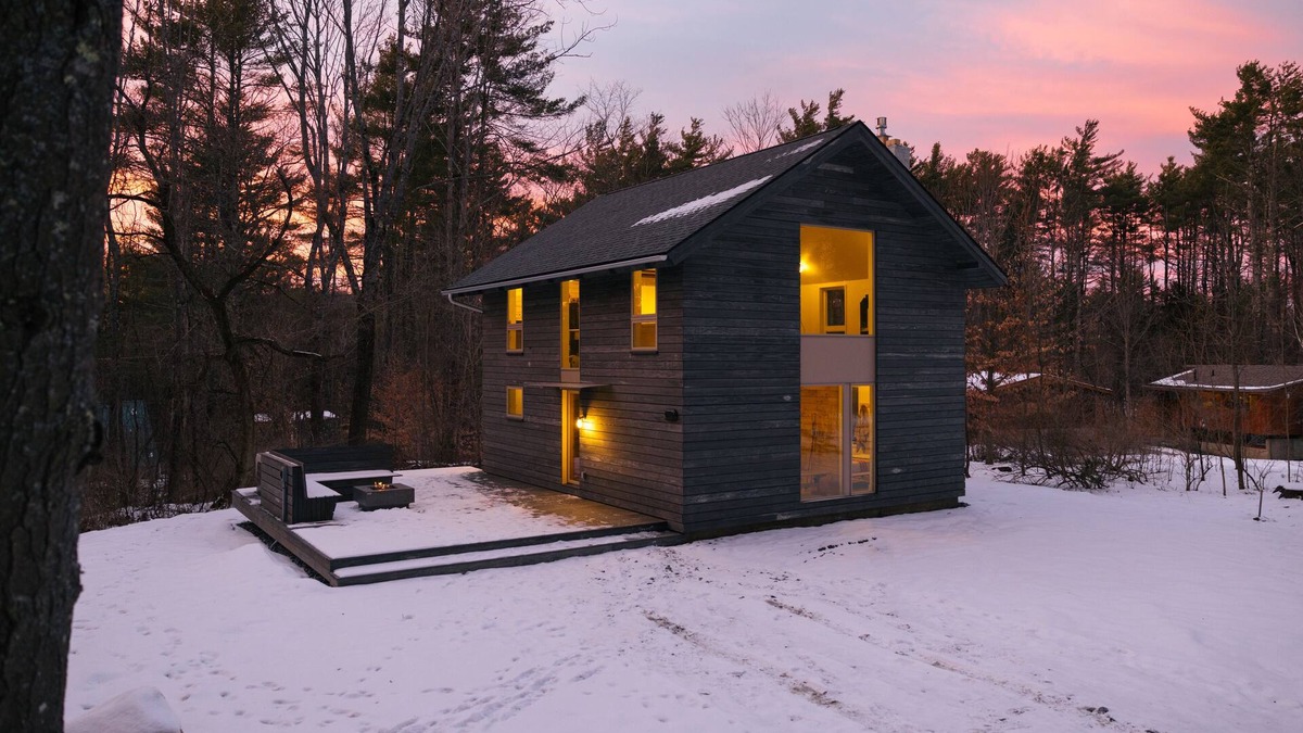 Brownsville House | Skyhawk Cabin: refined modern getaway with hot tub
